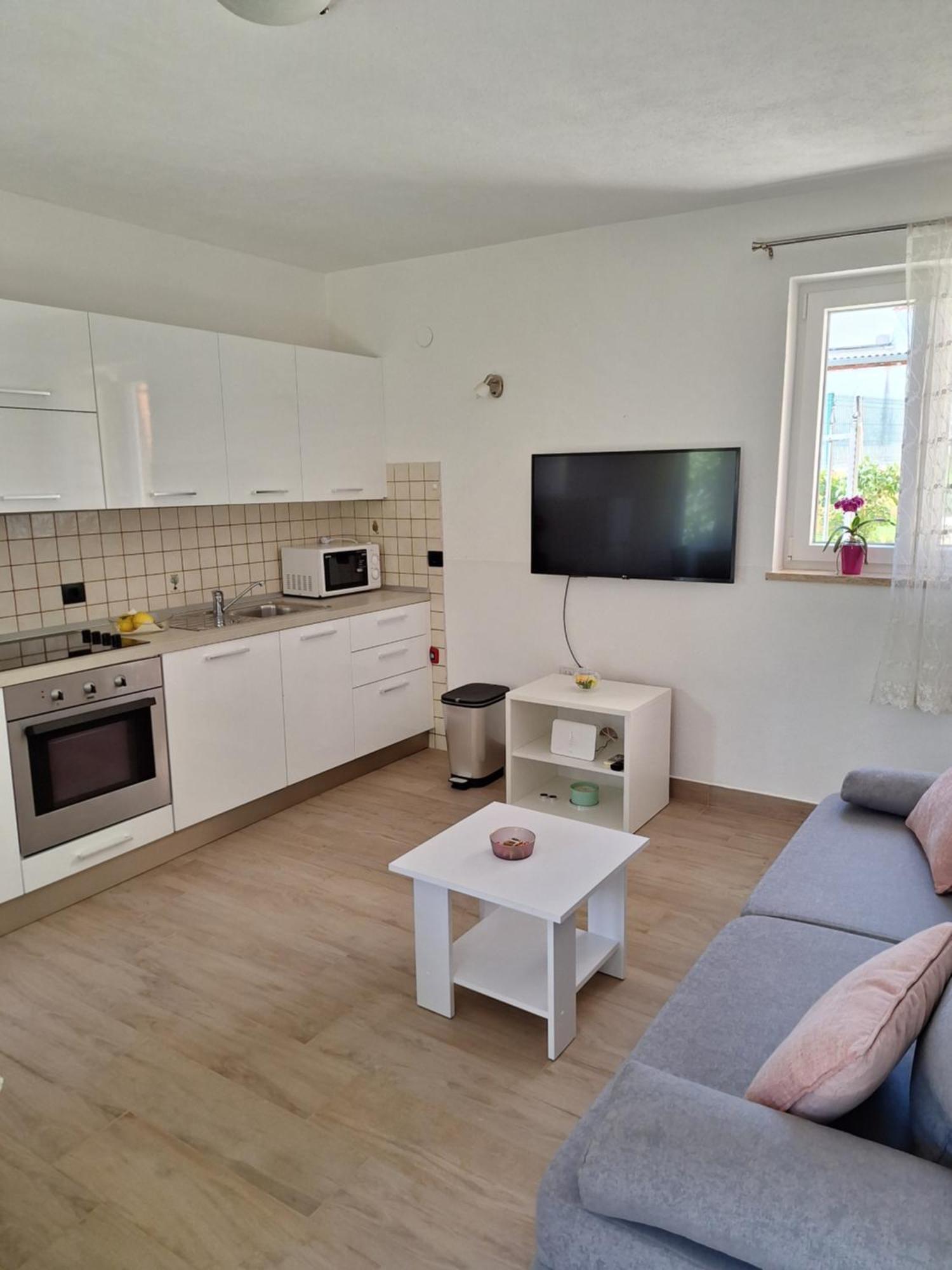 Apartment Olga Ровин Екстериор снимка