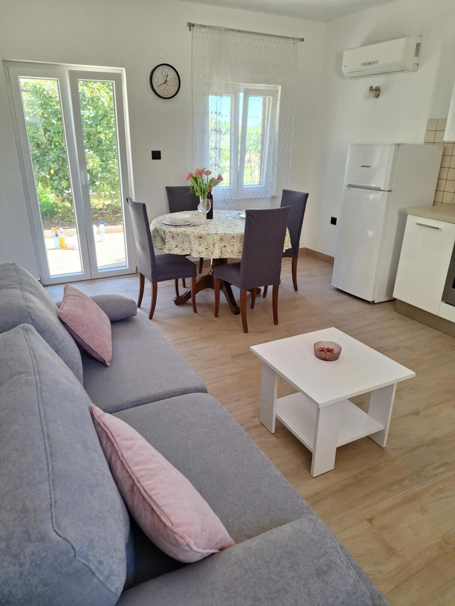 Apartment Olga Ровин Екстериор снимка