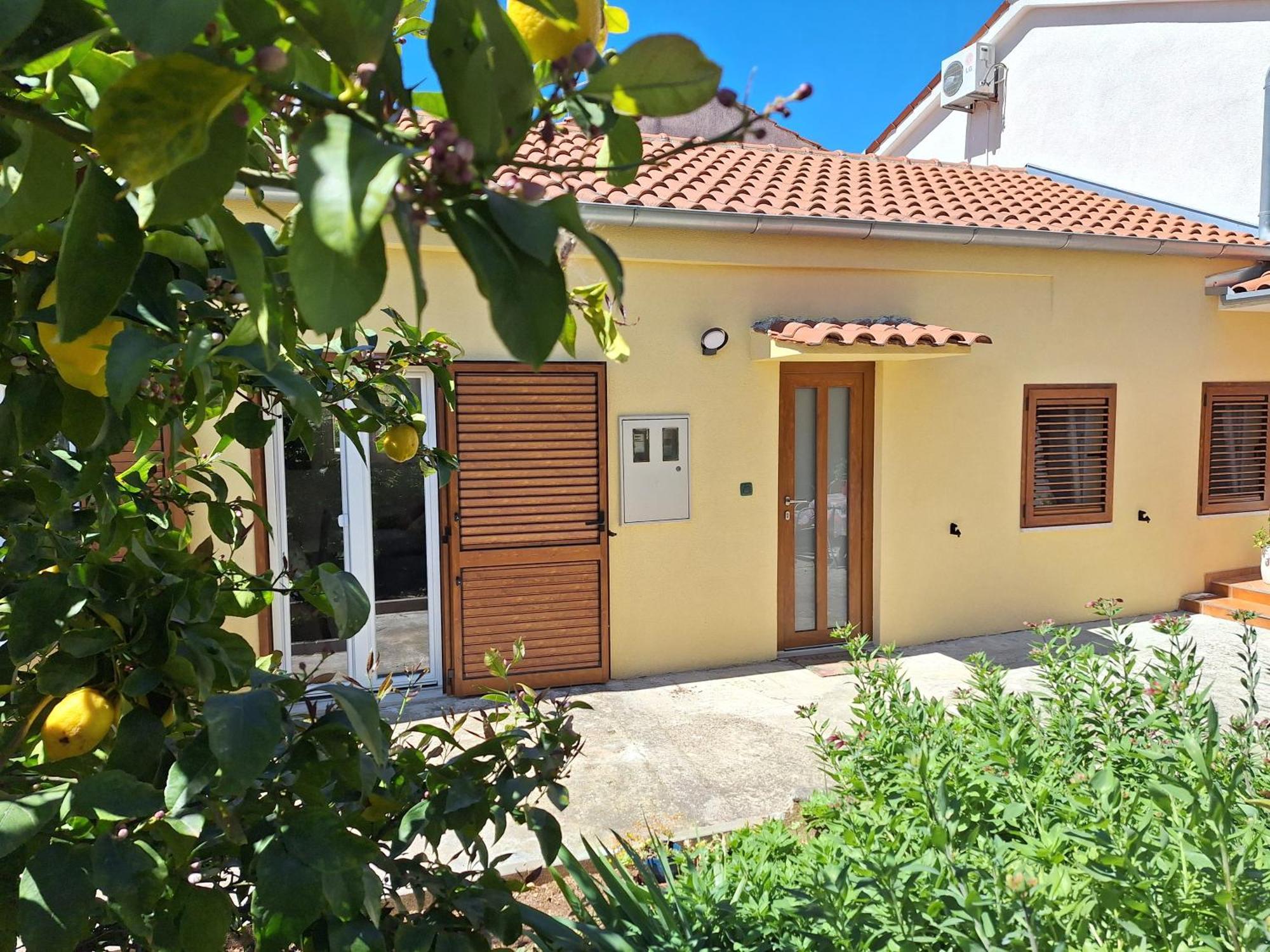 Apartment Olga Ровин Екстериор снимка