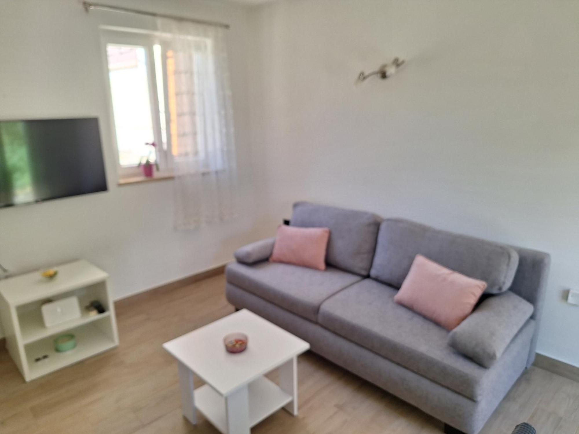 Apartment Olga Ровин Екстериор снимка