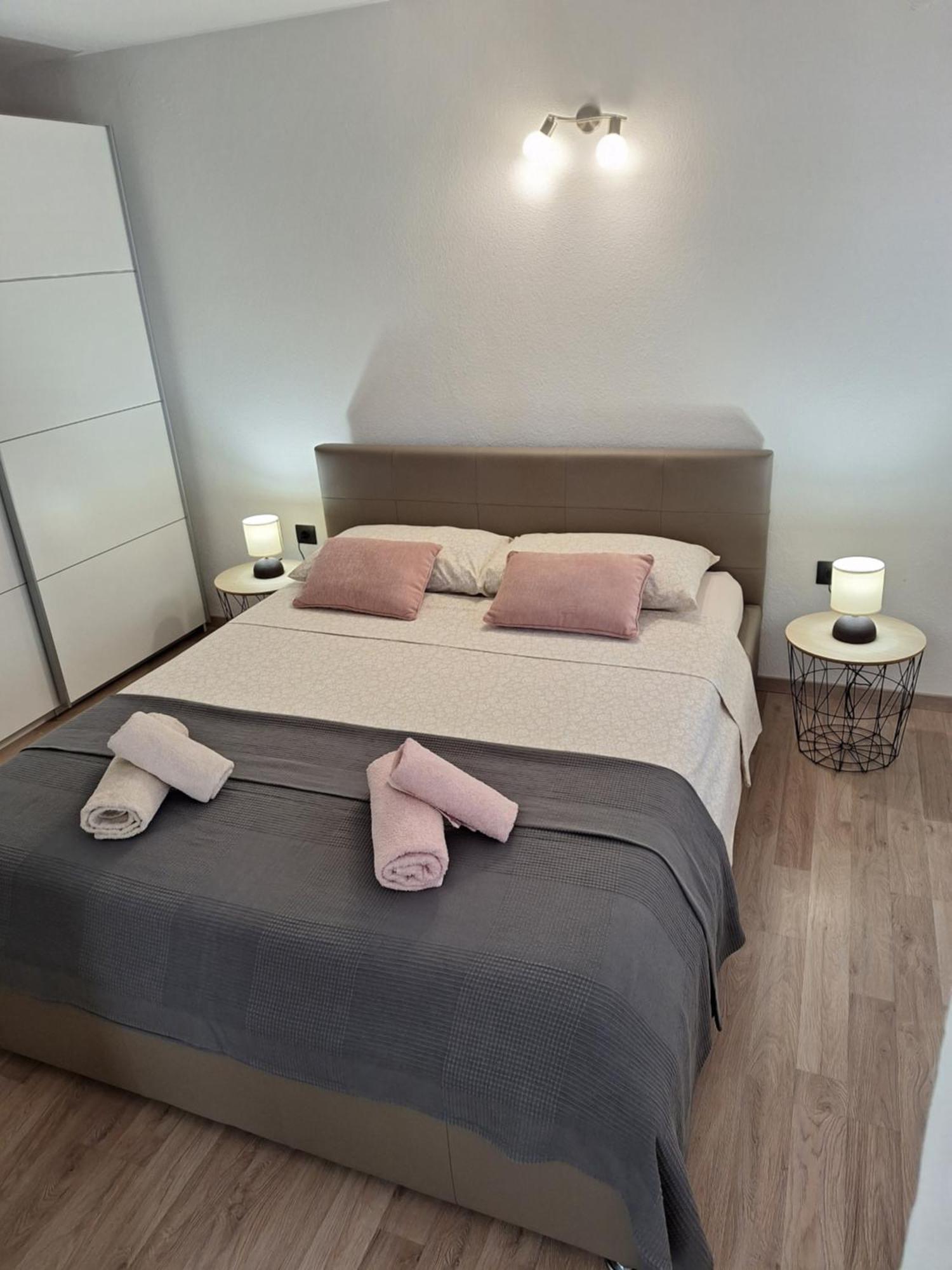 Apartment Olga Ровин Екстериор снимка